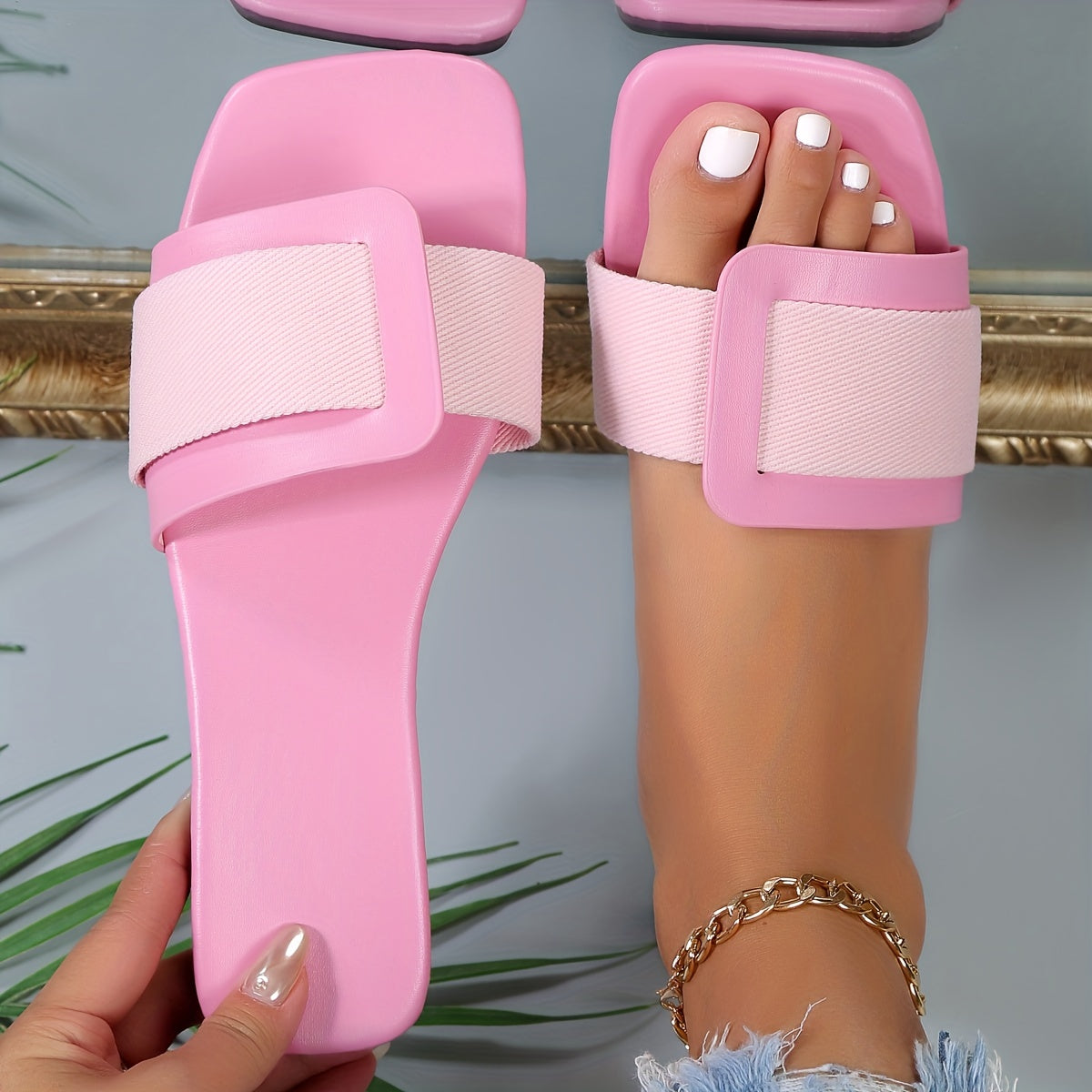 Small and high-end Women's flat bottomed sandals